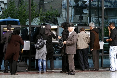 صف مراجعان سردرگم پشت دستگاههای خودپرداز
