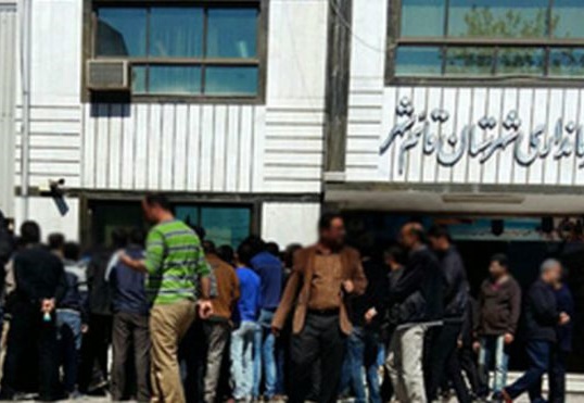 کارگران نساجی مازندارن مقابل فرمانداری قائمشهر تجمع کردند