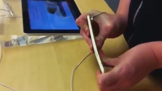 اقدام تازه مخالفان آیفون + عکس