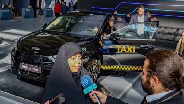 بازدید سرپرست سازمان تاکسیرانی از غرفه کرمان موتور