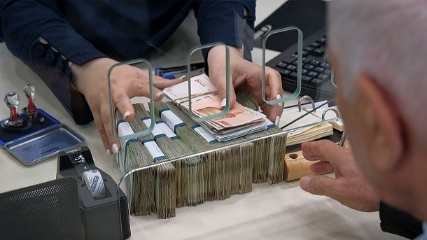 تب نقدینگی در بانک‌ها پائین نمی آید