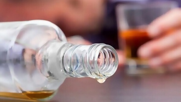 محاکمه فروشنده مشروبات تقلبی به اتهام مرگ و نابینایی دو مشتری