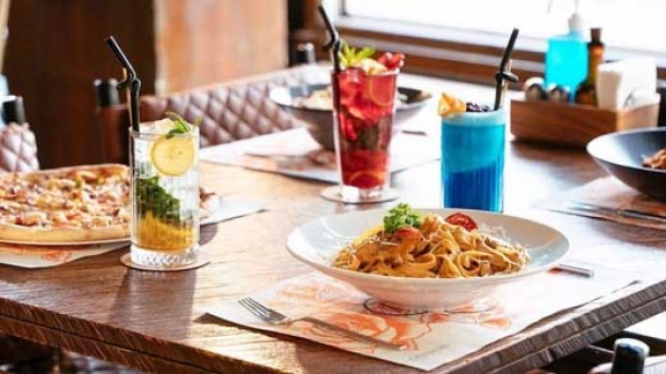 دریافت حق سرویس در رستوران ها تخلف است