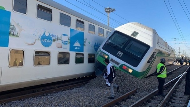 خارج شدن قطار متروی تهران در انتهای پایانه صادقیه