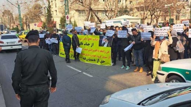 کار بالا گرفت / تجمع معترضان مقابل نهاد ریاست جمهوری