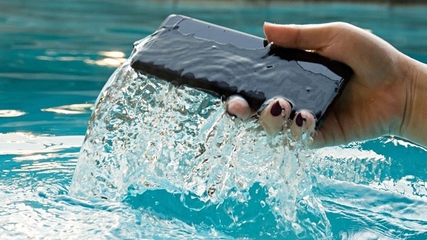 نجات دادن گوشی موبایلی که در آب افتاده است