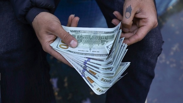 پیش‌بینی ریزش قیمت دلار در فروردین‌ ماه