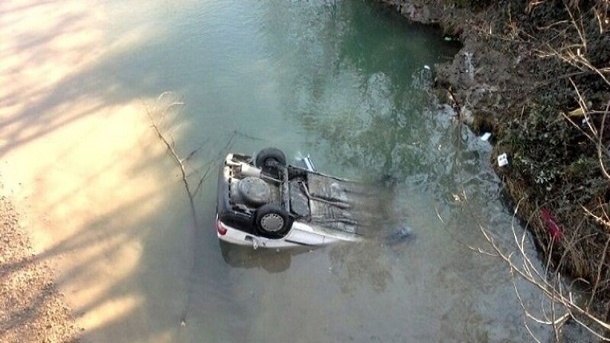 سقوط پراید به رودخانه چالوس + تصویر