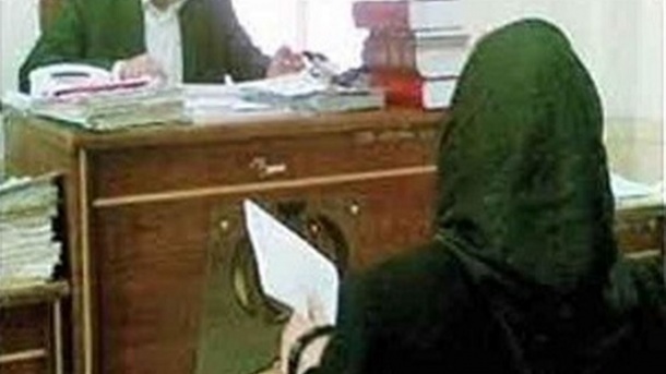 زن جوان در دادگاه: مرد بدهکار از من فیلم سیاه گرفت تا شکایت نکنم