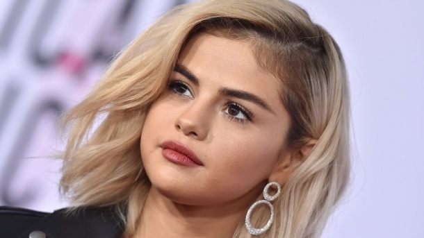 خانم بازیگر، بی خیال 430 میلیون فالوئر شد