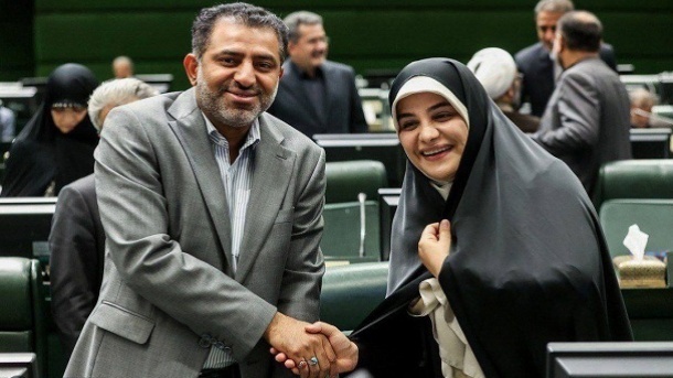ماجرای دست دادن دو نماینده زن و مرد مجلس دوازدهم چه بود؟