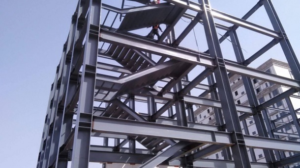 ساخت و ساز باید به سمت سازههای فولادی حرکت کند