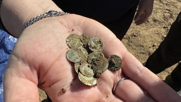 زنی در یک پیادهروی معمولی یک گنج ۹۰۰ ساله پیدا کرد