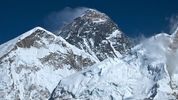 اگر هوای گرم‌تر بالا می‌رود، پس چرا در قله کوه‌ها هوا سردتر است؟