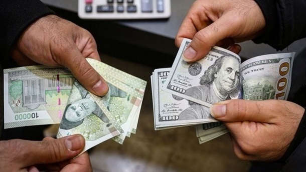 اختلاف دلار رسمی و آزاد در کمترین میزان سال جاری