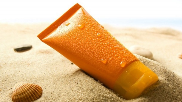 اشعه فرابنفش خورشید یا مواد شیمیایی موجود در کرم ضد آفتاب: کدام تهدید بزرگ‌تری است؟