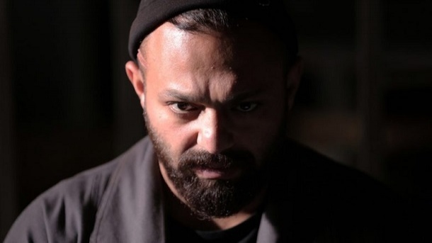 فردی مزاحم با چاقو صابر ابر را مصدوم كرد