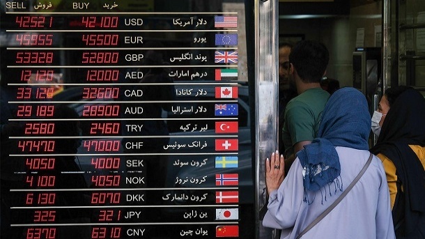 سردرگمی قیمت دلار در کف بازار