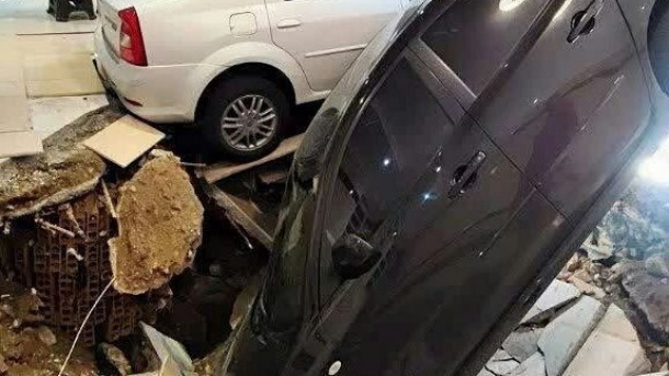 پارکینگ در تهران، ۳ خودرو را بلعید + تصاویر