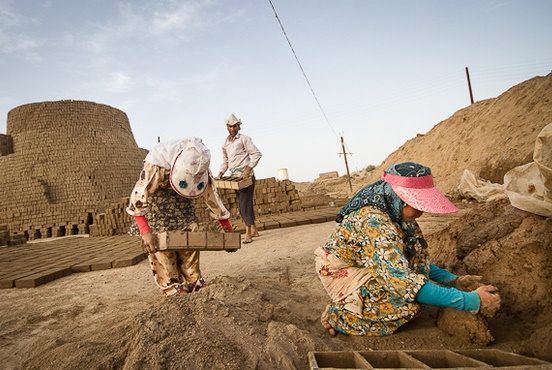 چرا زنان با دستمزد کم کار میکنند؟