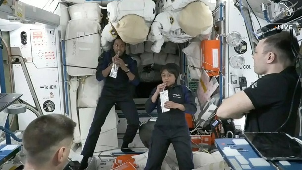 چرا فضانوردان نمیتوانند در فضا نان بخورند؟