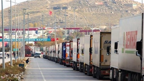 معطلی کامیونها در مرزهای غربی و افتضاح اطلاعرسانی دولت