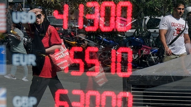 ادامه کاهش دلار در پشت خط