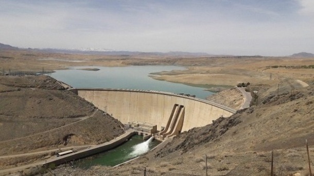 خشکی جزیرهوار در سد زایندهرود نمایان شد