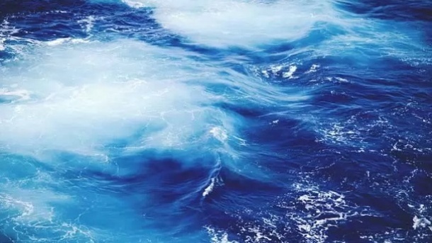 چرا رنگ آب در مکانهای مختلف متفاوت است؟