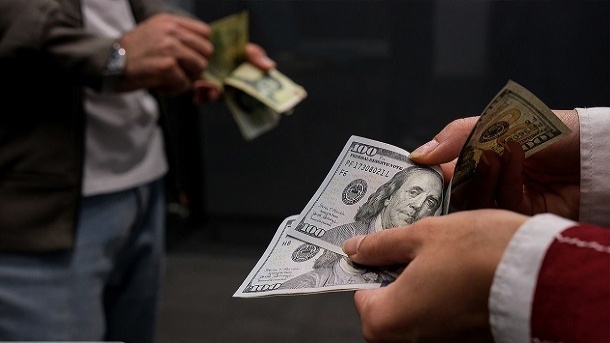 جنب و جوش قیمت دلار در آخرین روزهای سال