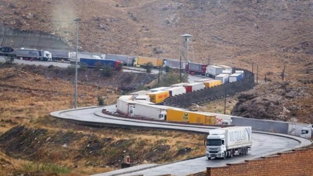 دلیل صف طولانی کامیونها پشت مرزهای ایران و پاکستان