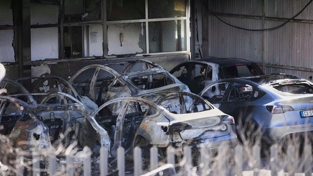 آتش زدن 17 خودروی تسلا در رم