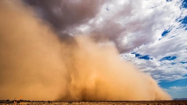 فیلم/ سقوط پوشش سقف شیروانی در مدرسه‌ای در بخش کرون شهرستان تیران‌وکرون اصفهان