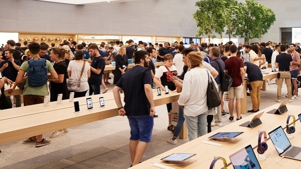 ترس از گرانی، فروشگاه‌های اپل را شلوغ کرد