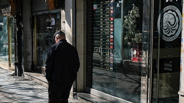 رفت و برگشت قیمت دلار در بازار