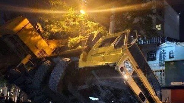 سقوط جرثقیل ۶۰ تنی روی ساختمان ۳ طبقه