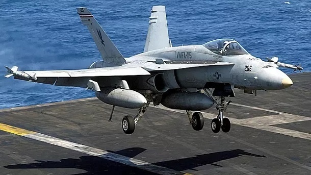 دومین جنگنده ۶۷ میلیون دلاری آمریکا از روی ناو هواپیمابر در دریای سرخ افتاد