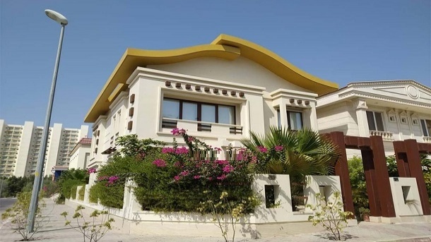 مسکن لوکس برای غریبهها، حاشیهنشینی برای بومیها