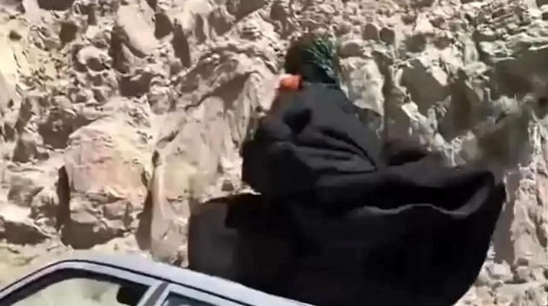 بدلکاری خطرناک یک خانم روی سقف خودرو + فیلم