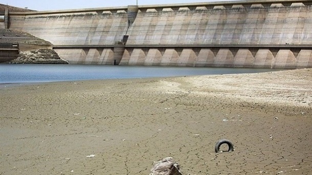 آب بر لبه پرتگاه