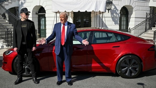 سرمایهگذاران، سهام تسلا را واگذار میکنند