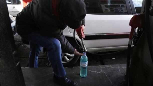 عرضه بنزین به شکل بطری در جایگاه‌ها ممنوع شد