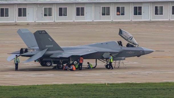 چین تولید انبوه جنگنده‌ برای ناوهای هواپیمابر را آغاز کرد