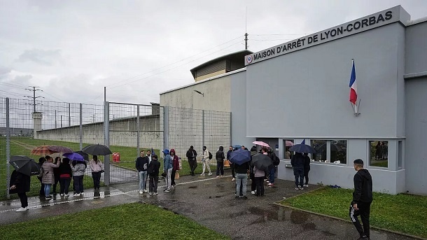 فرار از زندان در چمدان هم‌ سلولی