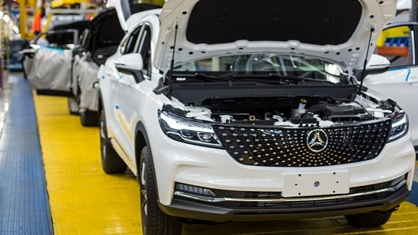 افزایش بیشتر قیمت، ضربه به خودروسازان است