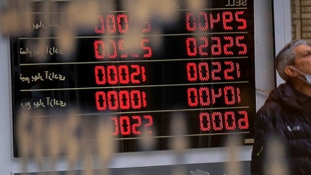 تردید بازار دلار و سکه بین مذاکره و مکانیسم ماشه