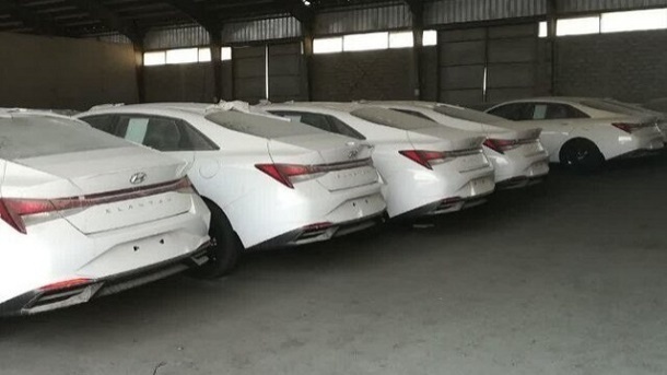 نصف خودروهای وارداتی در گمرک خاک میخورند