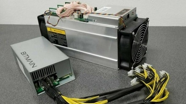 چه عواملی باعث افت درآمد ماینرها می‌شوند؟