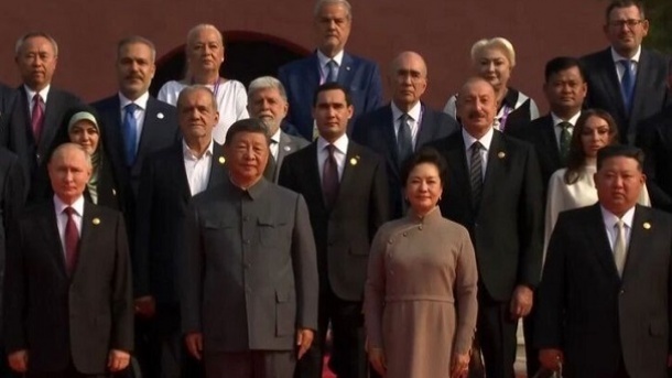 تصویری از پزشکیان و دخترش در مراسم رژه ارتش چین