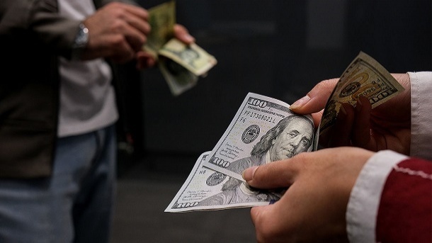 عقبگرد قیمت دلار در بازار